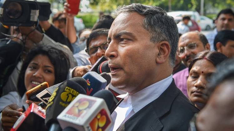 सुप्रीम कोर्ट में धरने पर बैठे एपी सिंह (फाइल फोटो)