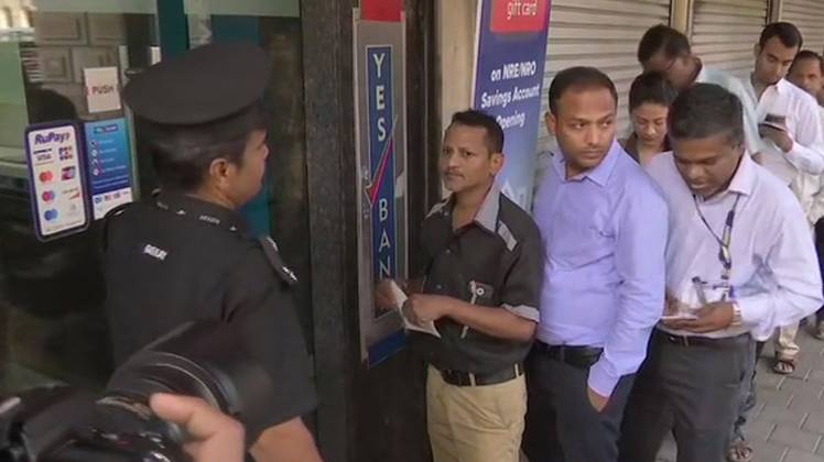 देश के अलग-अलग हिस्सों में एटीएम के बाहर लगी भीड़