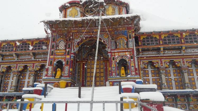 बद्रीनाथ का शृंगार कुदरत लगातार तीन दिनों से बर्फ की फुहारों से कर रही है (फोटो-कमल नयन सिलोड़ी)