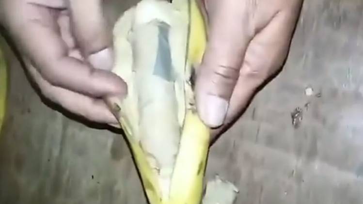 केले के अंदर छुपाकर नोटों की तस्करी