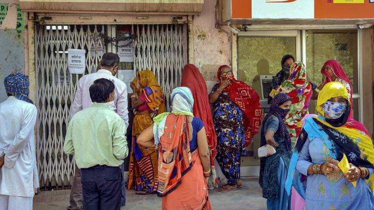 कोरोना वायरस के बीच बैंक खुले हुए हैं (फोटो-PTI)