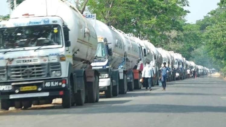 लॉकडाउन के बीच फंसे गैस टैंकर (Photo- Tapas Ghosh)