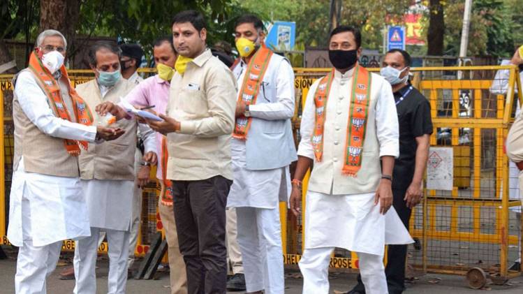 भोपाल में बीजेपी नेताओं ने मास्क पहनकर बैठक में हिस्सा लिया (PTI) 