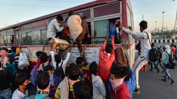 आनंद विहार के पास प्रवासियों का जमावड़ा (PTI)