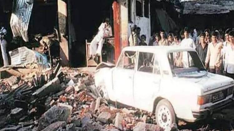 1993 मुंबई धमाकों की आज बरसी, सिलसिलेवार बम धमाकों में 257 लोगों की हुई थी  मौत, 800 जख्मी - mumbai blast 1993 anniversary maharashtra dawood ibrahim  abu salem sanjay dutt - AajTak