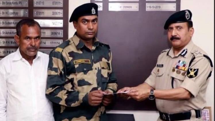 बीएसएफ कॉन्स्टेबल मोहम्मद अनस को दी गई आर्थिक मदद