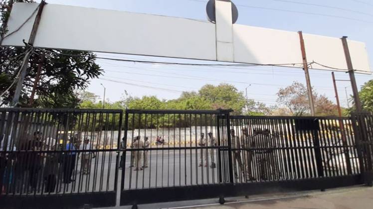 पुलिस ने गेट किया बंद