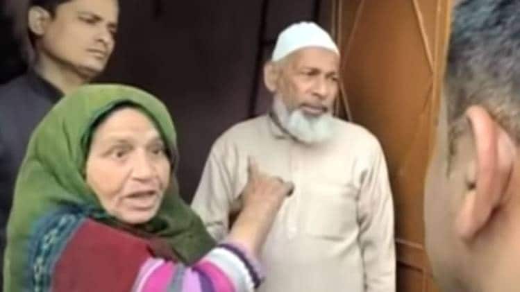 Anti CAA Protest: महिला ने कहा कि पति धरने में शामिल होने के लिए दबाव बनाता है (वीडियो ग्रैब)