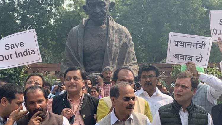 संसद परिसर में विपक्षी दलों ने किया प्रदर्शन (फोटो-Twitter/@ShashiTharoor)