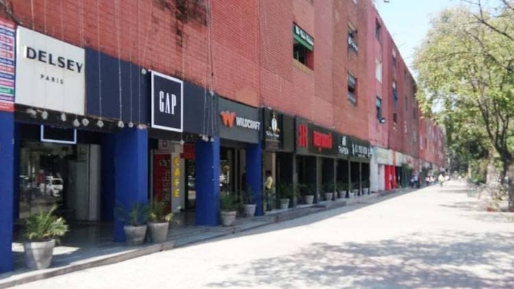 कोरोना वायरस के डर से घरों से बाहर नहीं निकल रहे हैं लोग