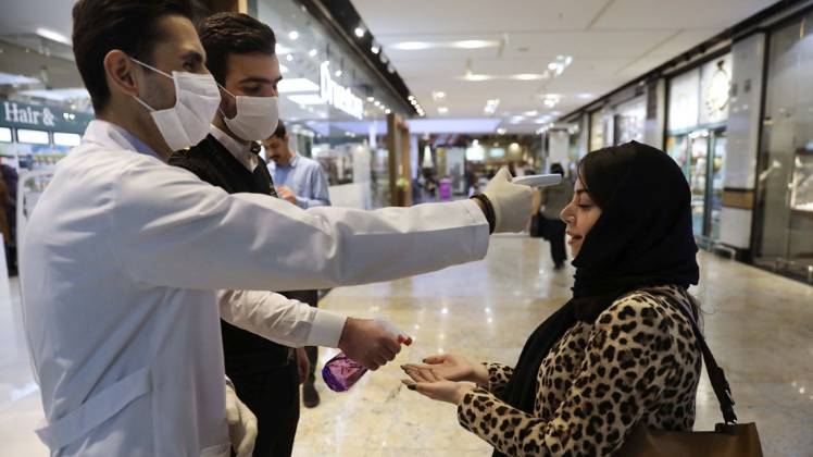 एयरपोर्ट पर आने-जाने वालों की स्क्रीनिंग की जा रही है (फाइल फोटो-PTI)