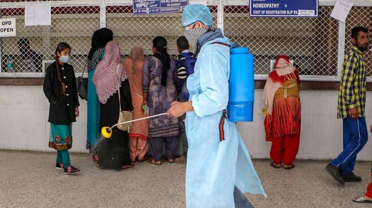 भारत में बढ़ रहे हैं कोरोना वायरस के मामले (फोटो: PTI)