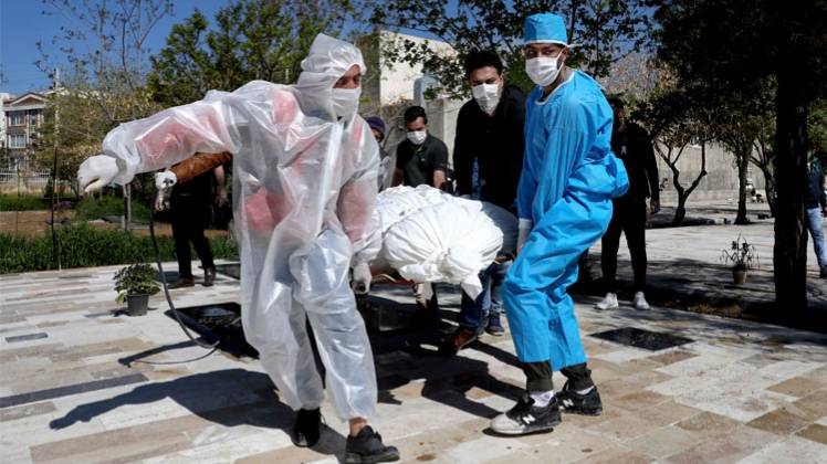 कोरोना के कारण बढ़ रहा मौतों का आंकड़ा (फोटो-पीटीआई)