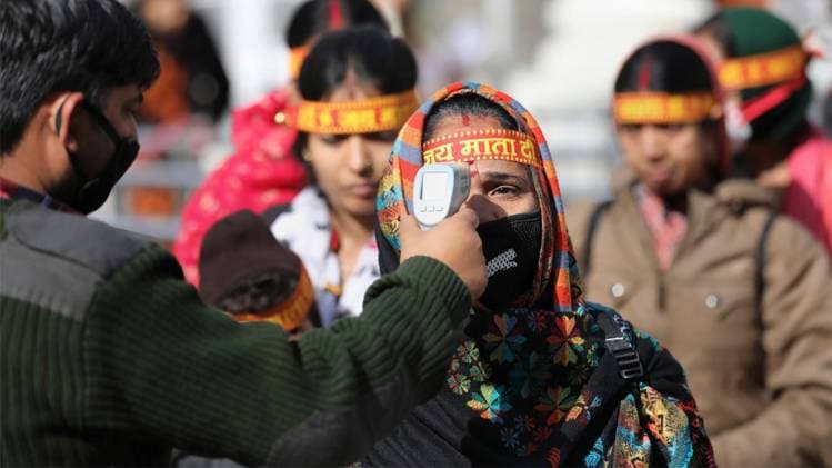 देश में बढ़ने लगा है कोरोना वायरस का असर (फोटो: PTI)