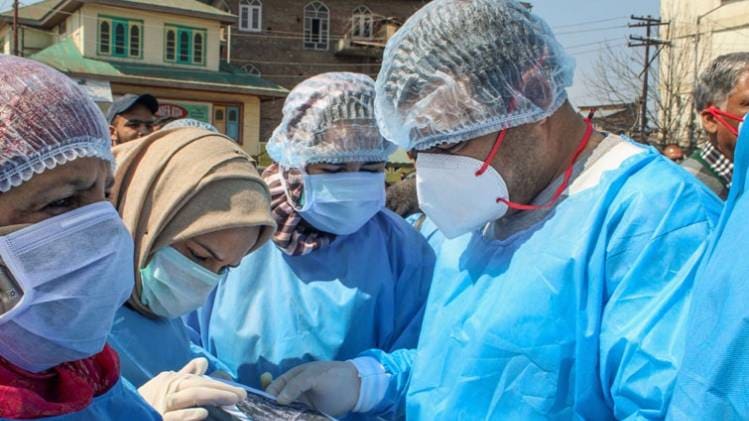 पूरे देश में अब तक कोरोना से 12 लोगों की मौत हो चुकी है (फाइल-PTI)