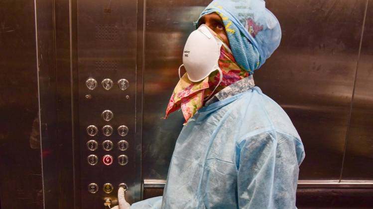 हैदराबाद के गांधी हॉस्पिटल में एक मेडिकल स्टाफ (PTI)