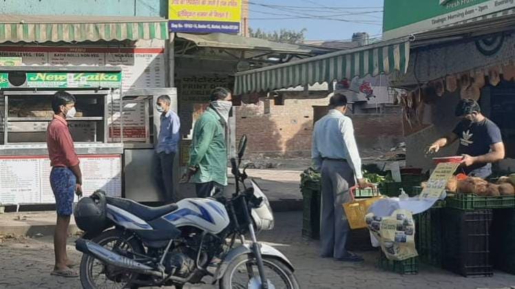 जरूरी सामान खरीदने के लिए घर से बाहर निकले लोग
