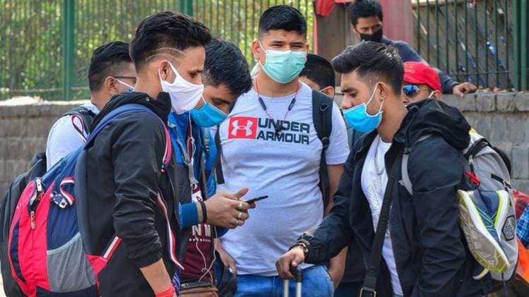 लॉकडाउन के बाद दिल्ली में फंसे मुसाफिर (फाइल फोटो-PTI)