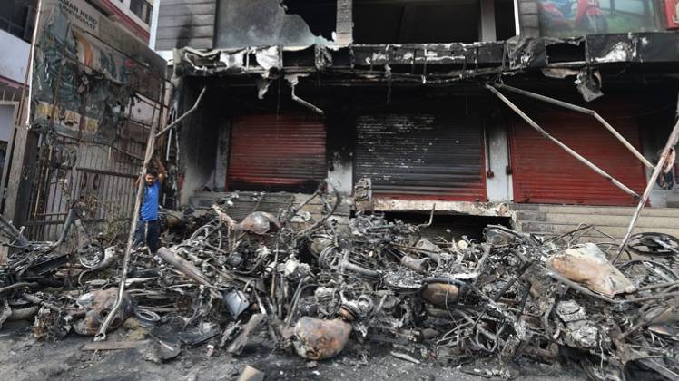 दिल्ली हिंसा में जली गाड़ियां (फाइल फोटो-पीटीआई)