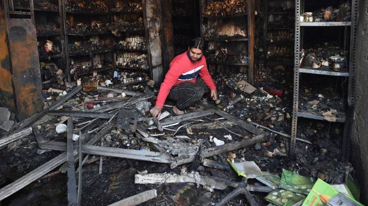 हिंसा के दौरान कई गाड़ियों और घरों को आग के हवाले कर दिया गया था (फाइल फोटो-PTI)