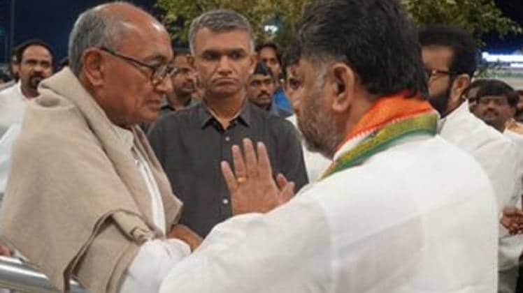 बेंगलुरु में दिग्विजय सिंह और डीके शिवकुमार (फोटो: ANI)