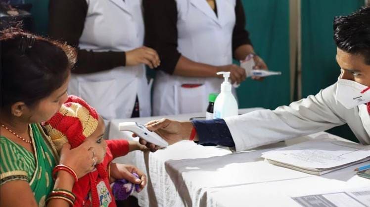 एक बच्चे की जांच करता डॉक्टर (फोटो-पीटीआई)