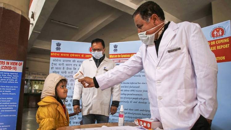 कोरोना और मजदूरों के पलायन पर सुप्रीम कोर्ट में हुई सुनवाई (फाइल फोटो-PTI)