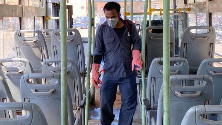 दिल्ली में पब्लिक ट्रांसपोर्ट की सभी बसों के अंदर डिसइनफेक्शन प्रक्रिया शुरू (तस्वीर- आज तक)