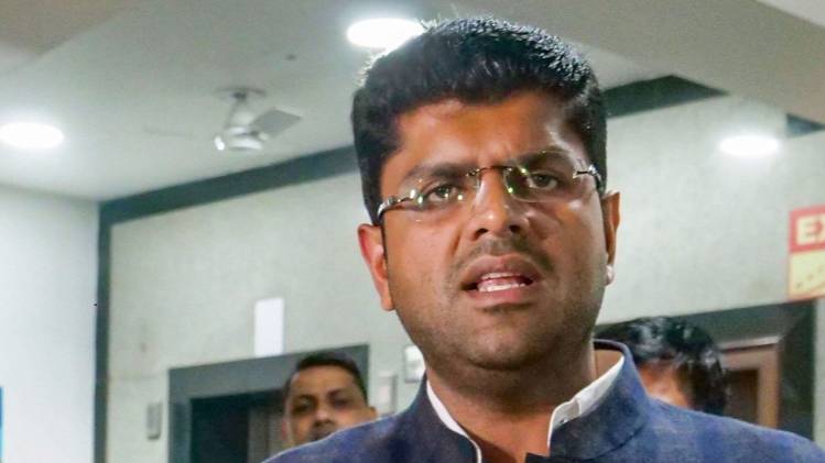 पटियाला हाउस कोर्ट में पेश हुये उपमुख्यमंत्री दुष्यंत चौटाला (फोटो-पीटीआई)