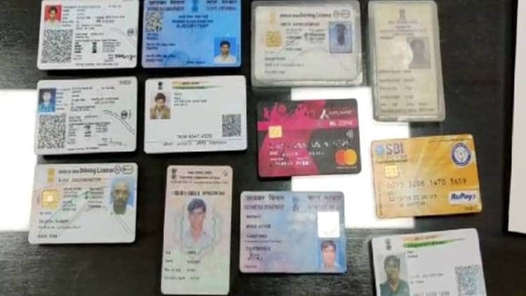 मौके से प्लेन आधार कार्ड के साथ ही नकली ड्राइविंग लाइसेंस, वोटर कार्ड, पैन कार्ड भी बरामद.