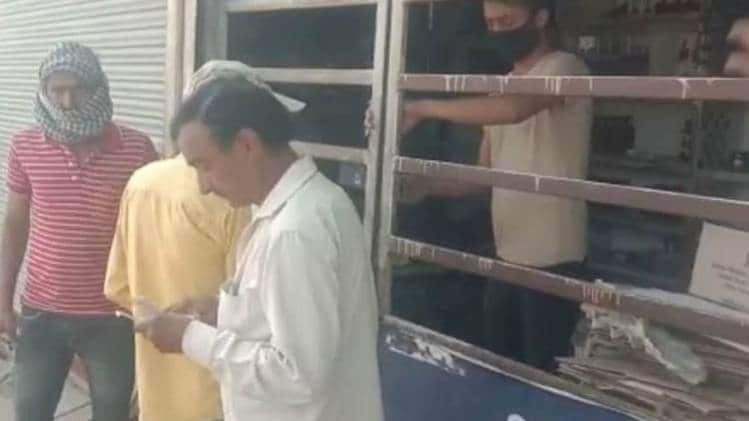 लॉकडाउन के दौरान फरीदाबाद में ठेके पर शराब खरीदते लोग (फोटो-तनसीम हैदर)