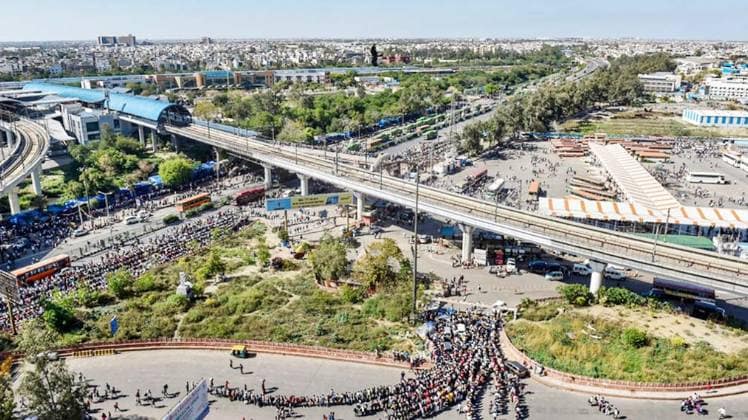 दिल्ली-यूपी बॉर्डर पर जमा हैं हजारों लोग (फोटो: PTI)