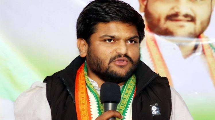 हार्दिक पटेल ने अपने ट्वीट में विधायकों के पार्टी बदलने को जनता से द्रोह बताया (फाइल फोटोः twitter)