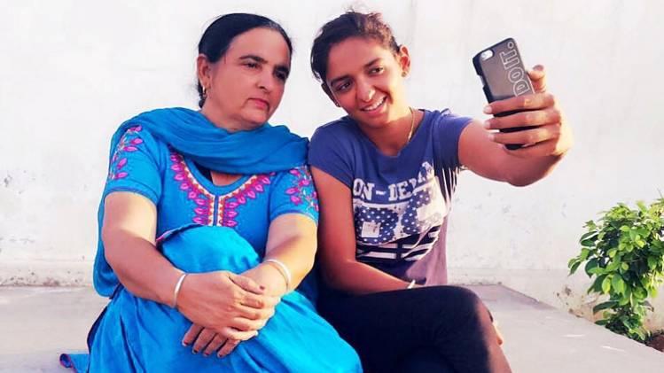 अपनी मां के साथ हरमनप्रीत कौर (फाइल फोटो)