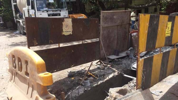 निर्माणाधीन नाले में गिरा लड़का (Photo- Aajtak)