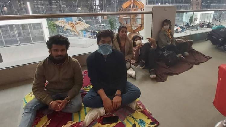 इटली में एयरपोर्ट पर फंसे भारतीय छात्र (फोटो: आशीष पांडेय)