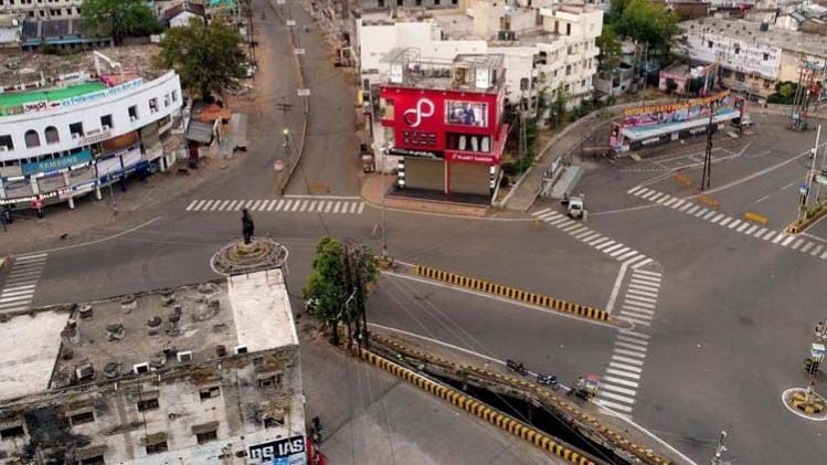 जबलपुर की सड़कों पर सन्नाटा पसरा है. (फोटो- पीटीआई)