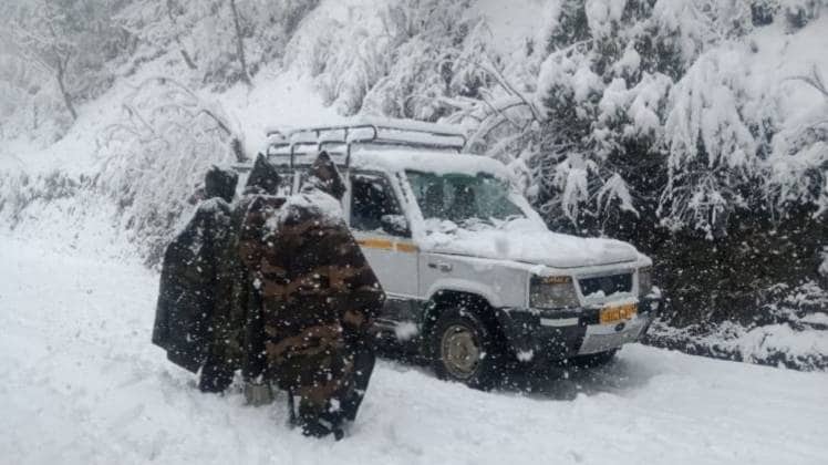 कश्मीर में भारी बर्फबारी