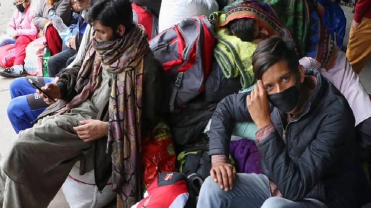 कोरोना वायरस के खतरे के बीच जम्मू बस स्टैंड पर फंसे यात्री (PTI)