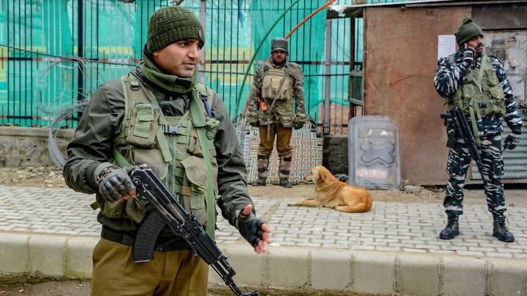 श्रीनगर में तैनात सुरक्षाकर्मी (फाइल फोटो- PTI)