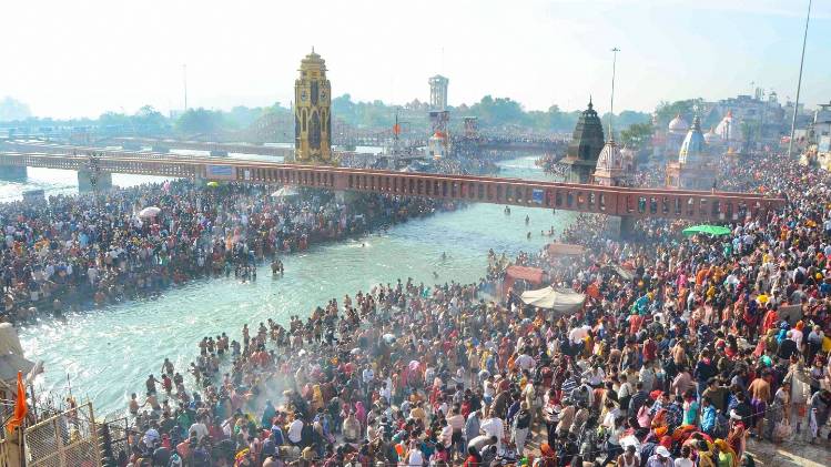 हरिद्वार में हर की पौड़ी किनारे स्नान करते श्रद्वालु. (फ़ाइल फोटो)