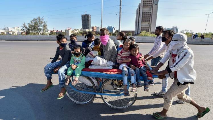 लॉकडाउन के बाद घर लौटने को मजबूर मजदूर (फोटो-PTI)