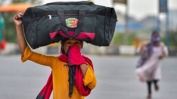 लॉकडाउन की वजह से पूरे देश में मजदूर पलायन कर रहे हैं (फोटो-PTI)