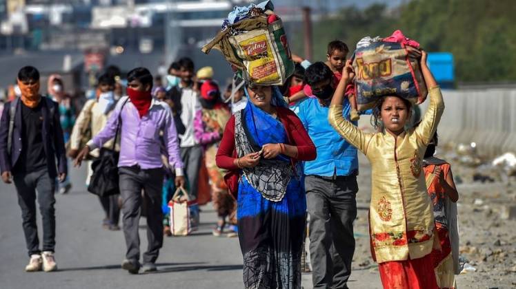 दिल्ली से उत्तर प्रदेश की ओर जाते मजदूर (फोटो- पीटीआई)