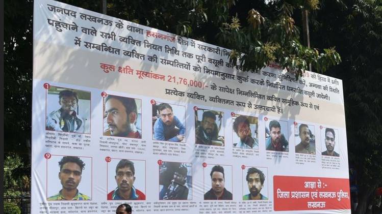 लखनऊ में लखनऊ प्रशासन द्वारा लगाए पोस्टर (फोटो- पीटीआई)