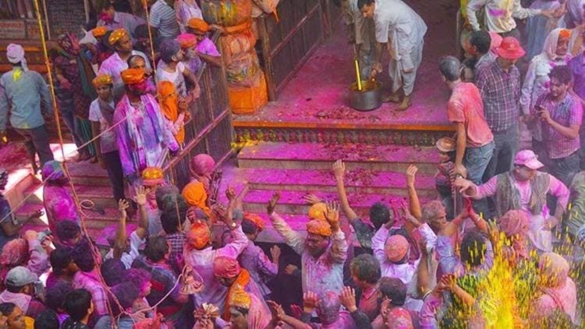 मथुरा की होली पर कोरोना का संकट, इस्कॉन मंदिर की अपील- 2 महीने तक ना आएं विदेशी! - coronavirus mathura holi celebration iskcon temple foreign - AajTak