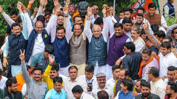 मध्य प्रदेश में क्यों नहीं बन पा रही है बीजेपी की सरकार