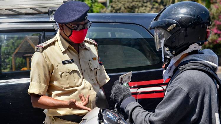 भोपाल में सख्ती से पेश आई पुलिस (फोटो- पीटीआई)