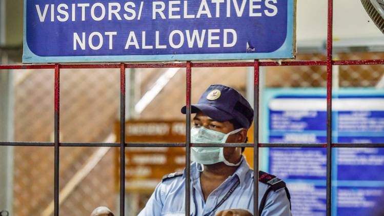चेन्नई के अस्पताल में मास्क पहने सुरक्षागार्ड (तस्वीर- पीटीआई)