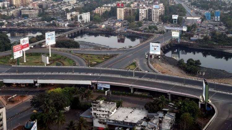 मुंबई में खाली पड़ी सड़क (फोटो- पीटीआई)